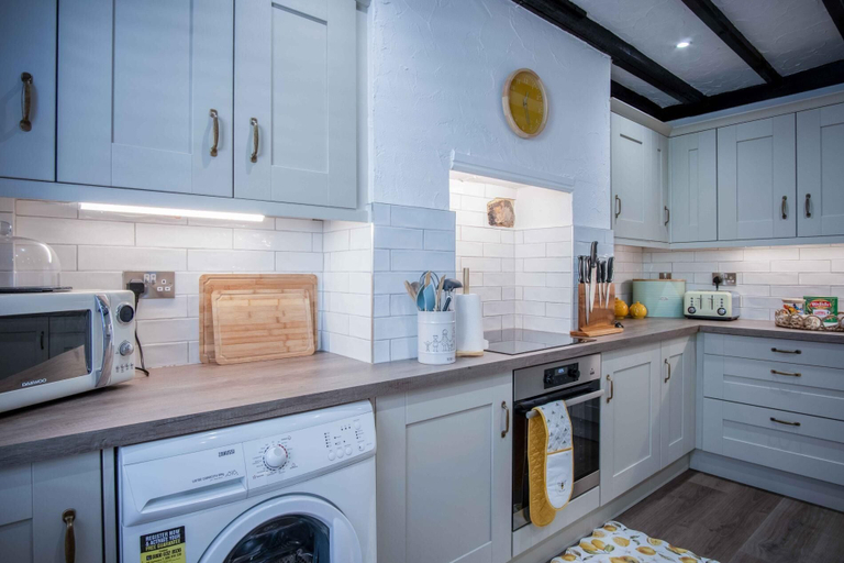 Private kitchen 4, Rose Cottage - 3 Bedroom - Murton Mumbles, Swansea