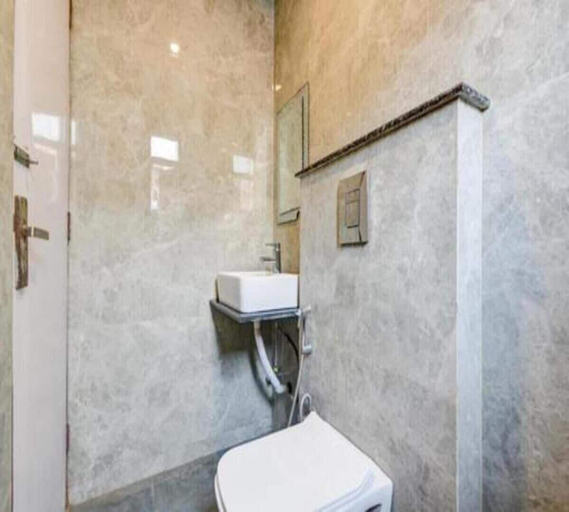 Bathroom 5, Roomshala Hotel Bir, Delhi