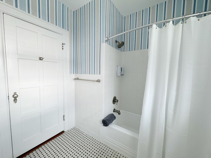 Bathroom 4, Classy 3-Story Downtown Apt, Chatham