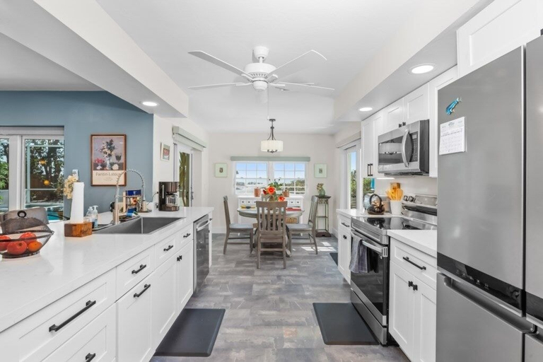 Private kitchen 5, Waters Edge 3 Bedroom Home, Lee