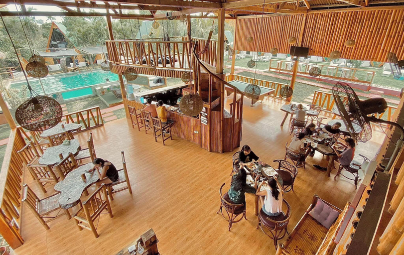 Outdoor dining, Glamping Alona, Panglao