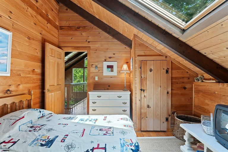 Room 5, Unusual Latitude Limit 7 3 Bedroom Villa, Cumberland