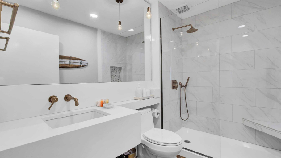 Bathroom 4, 303 D Port O Call by Avantstay Oceanfront Penthouse, Charleston