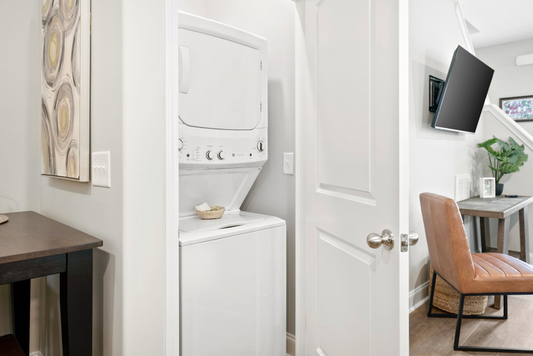 Laundry 4, Adam's Downtown Retreat w/ Rooftop Access, Montgomery
