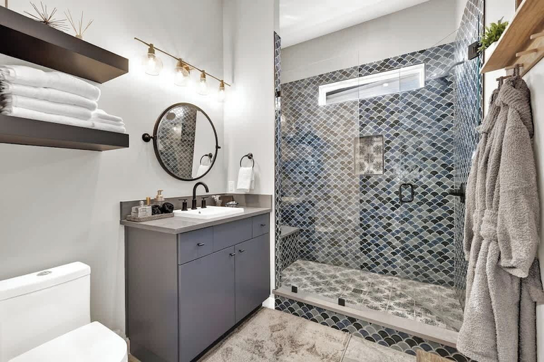 Bathroom 4, Pop 1: Hot-tub + Close to Main St, Gillespie