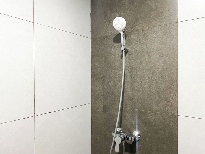 Bathroom 5, Wooden Touch Studio At Lrt City Bekasi Apartment, Bekasi