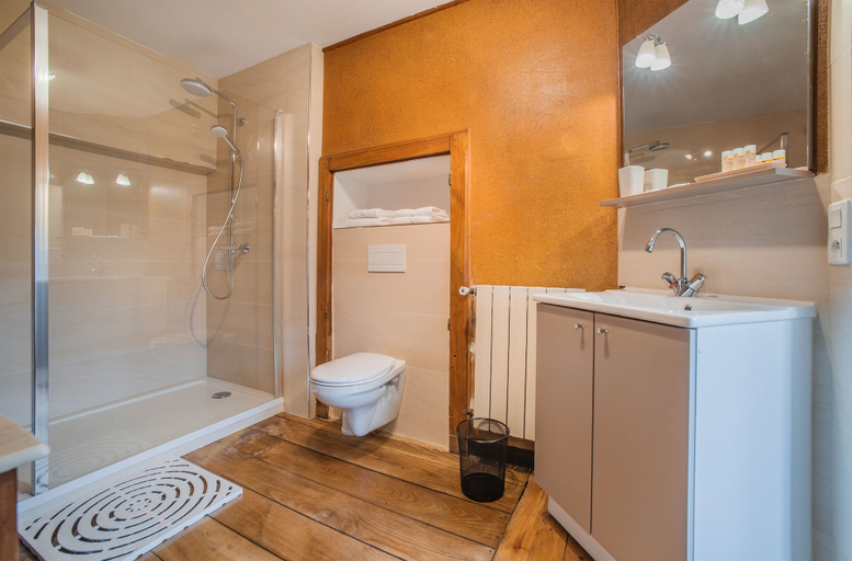 Bathroom 2, Holiday Home Château de Boucéel Mont Saint Michel, Manche