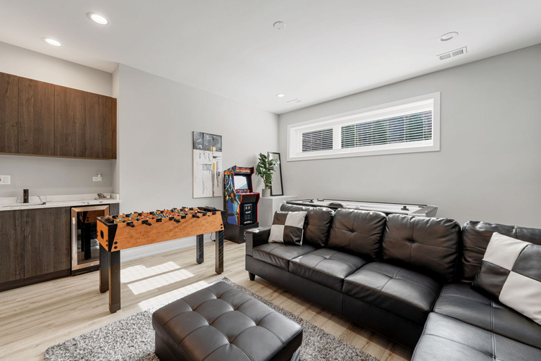 Room 2, Magnificent NEW Home w 8 Beds Free Parking, Cook