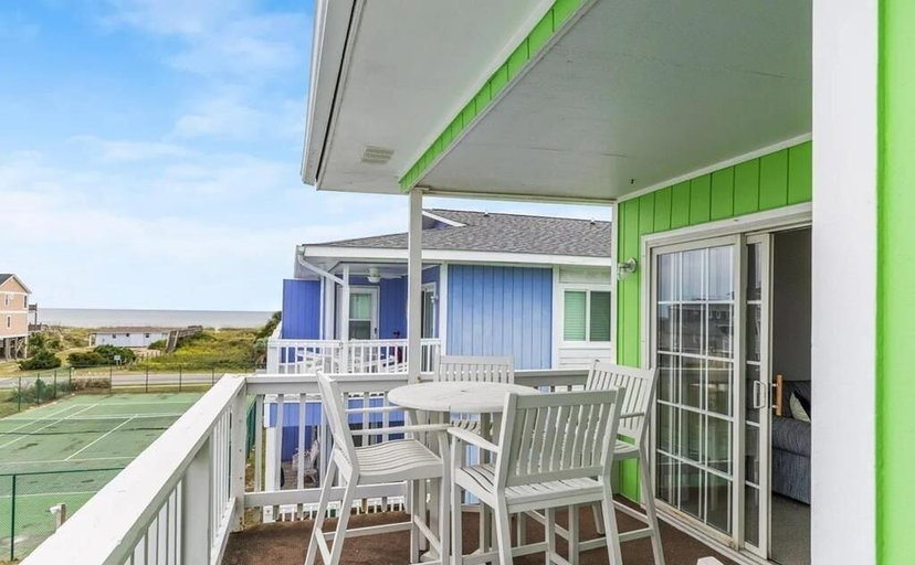 Outdoor dining 2, Beauty & The Beach-8B - 2 Br Home, Brunswick