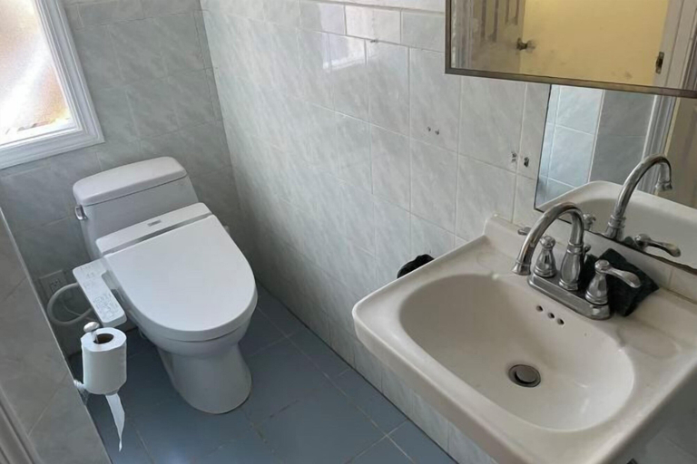 Bathroom 2, Quesada Homestay, San Francisco