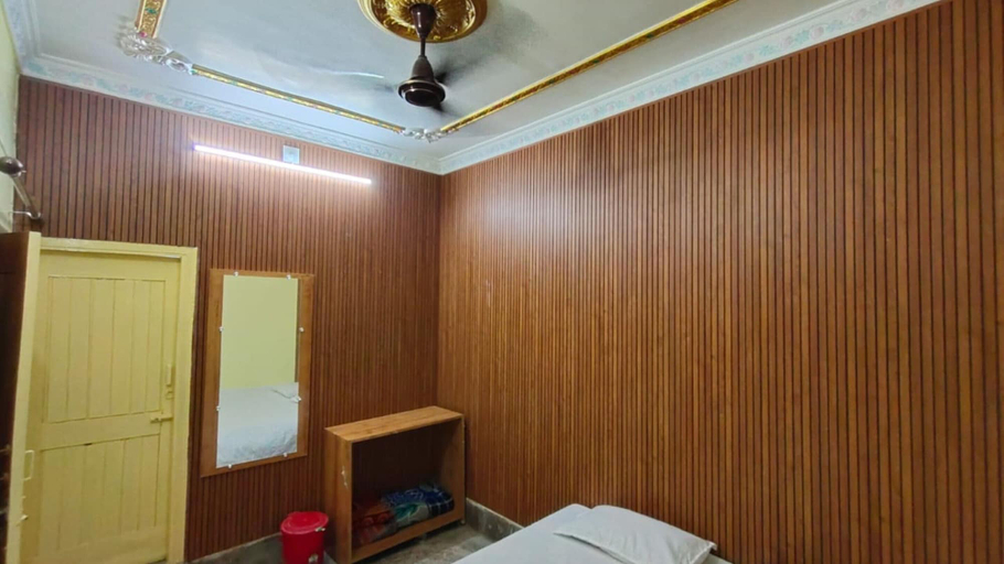 Room 2, Hotel Shanti rest house Gaya, Gaya