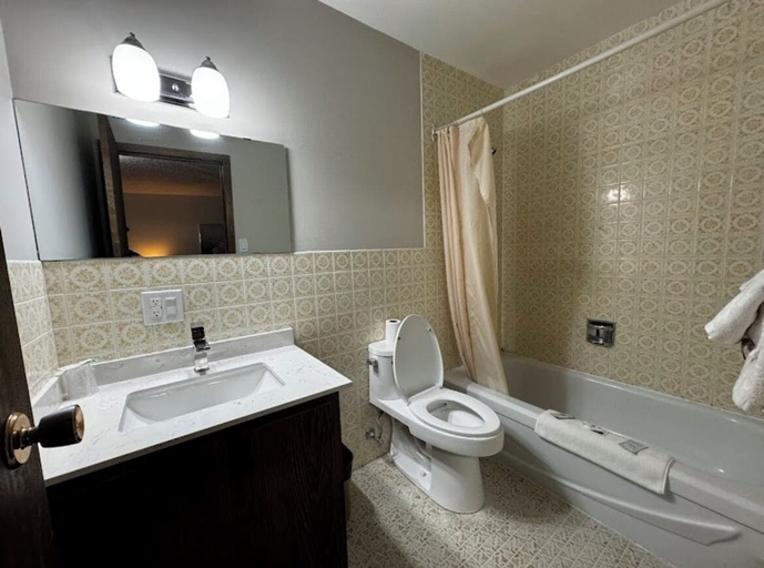 Bathroom 2, Villa Bianca Inn & Restaurant, Thunder Bay