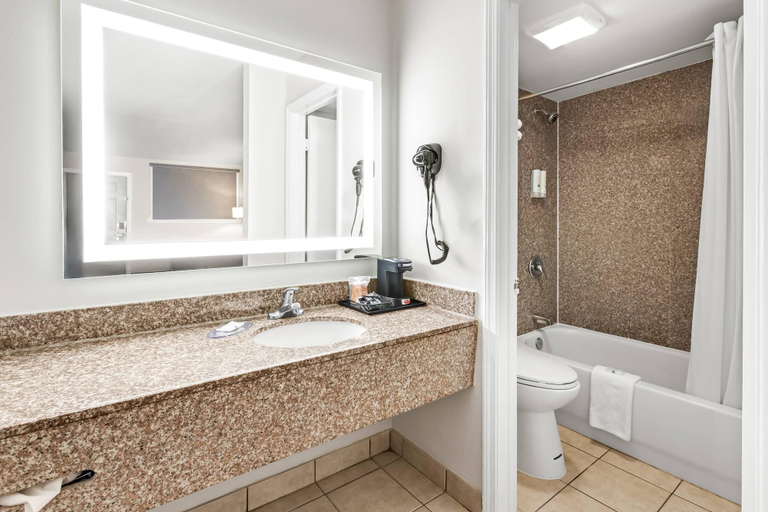 Bathroom 5, Quality Inn Harvey - New Orleans, Jefferson