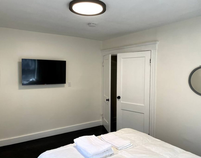 Room 4, Modern Two Bedroom Condo - Near Boston, Middlesex