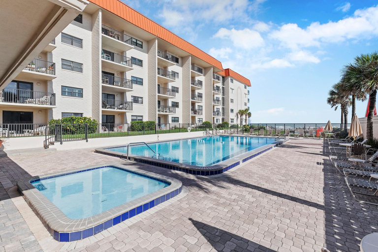 Pool 2, Hacienda del Sol II 213, Volusia