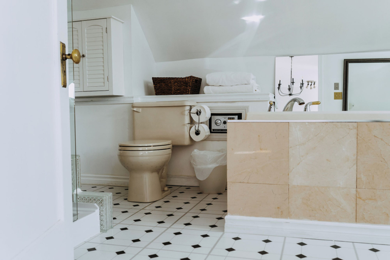 Bathroom 3, No.5 East, Division No. 11