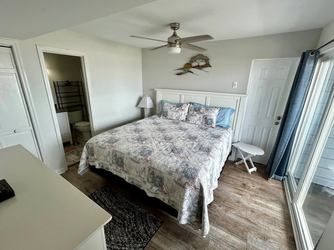 Room 2, Cape Coddages I 103 2 Bedroom Condo by RedAwning, Horry