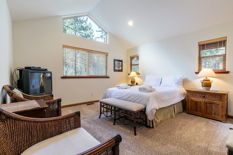 Room 4, Silver Rock Lodge 5 Bedroom Home, Douglas
