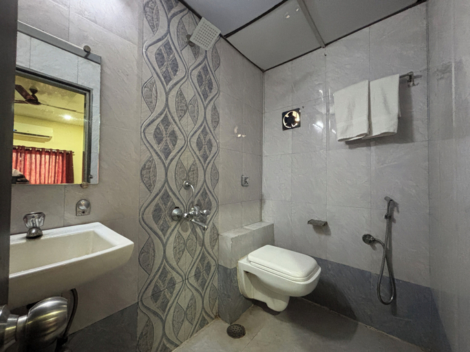Bathroom 3, Hotel Kailash Park, Mumbai Suburban