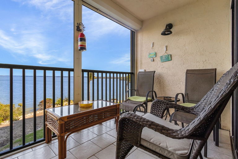 Interior 1, Winward Point Unit 211 2 Bedroom Condo, Lee