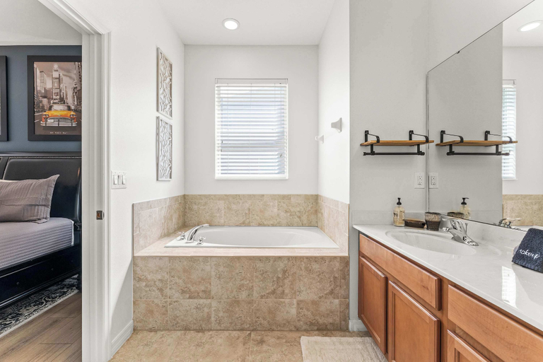 Bathroom 2, Paradise Falls - Stay for 13, Osceola