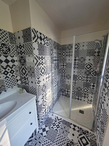 Bathroom 5, Manoir de l'Échauguette, Côte-d'Or