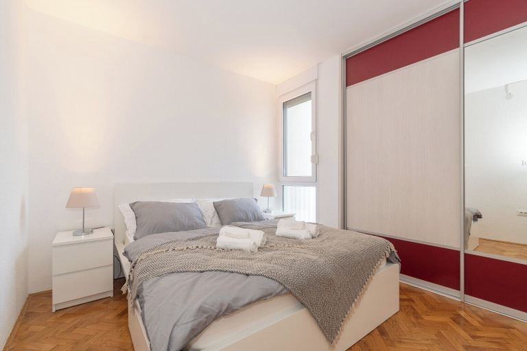 Room 3, Zozo, Modern Two-Bedroom Suite, Split