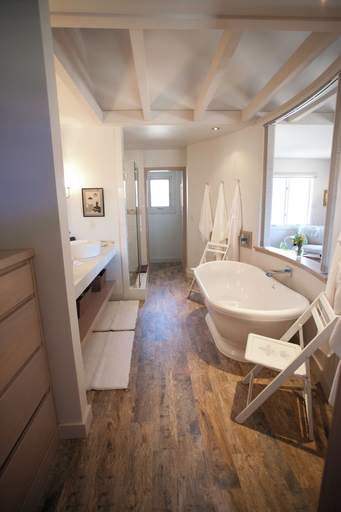 Bathroom 5, Refugio Cosetta, San Luis Obispo