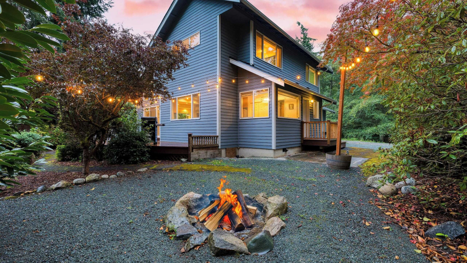Interior 3, Forest Front Home w/ Fire Pit, Mins to Beaches, Wineries & Trails Cedarview Retreat by Avantstay, Island
