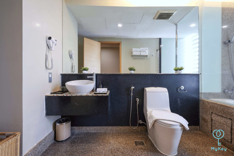 Bathroom 5, Empire Suite Subang by MyKey, Subang Jaya