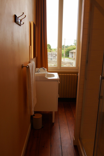 Bathroom 3, Le Rococo, Gironde
