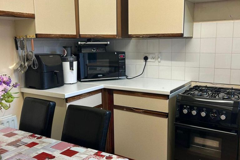 Private kitchen 3, 1 Bedroom House - Free Parking, Wifi, London