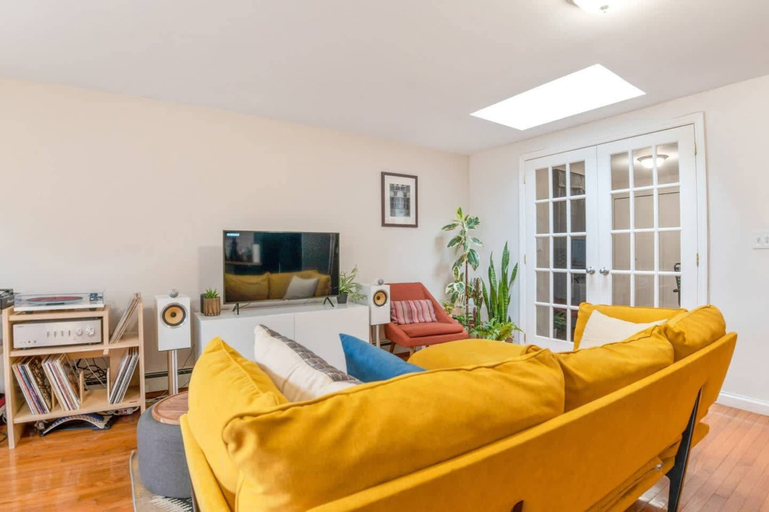 Room 4, Stonehurst by Rove 2BR Apt w Private Backyard, New York