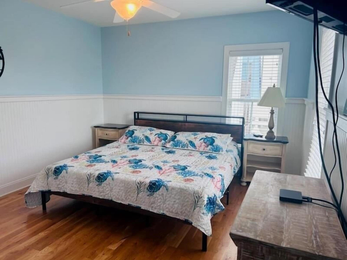 Room 4, Shining Sea 5 Bedroom Home by RedAwning, Brunswick