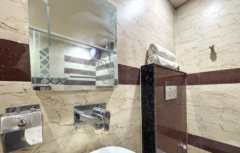 Bathroom 4, Hotel Diamond Palace, Varanasi