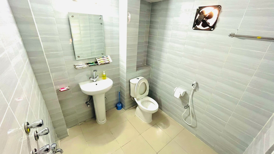 Bathroom 4, Hotel Travellers Inn Sylhet, Sylhet