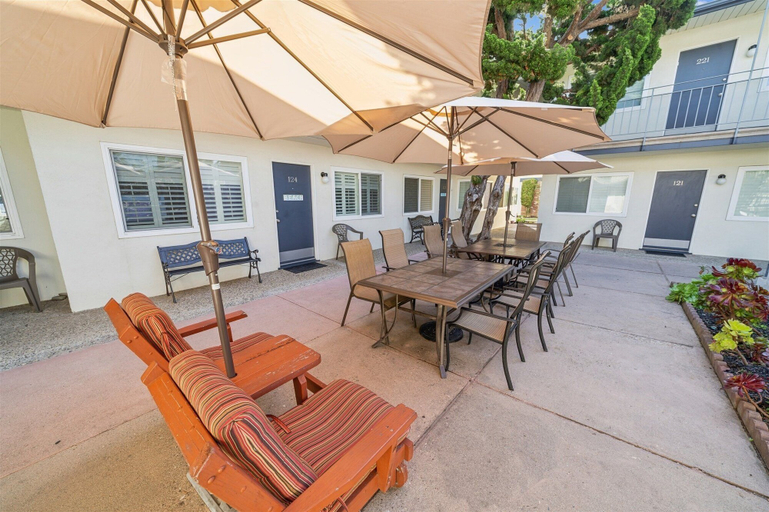 Outdoor dining 4, 4980 Sandyland Road #215 1 Bedroom Condo, Santa Barbara