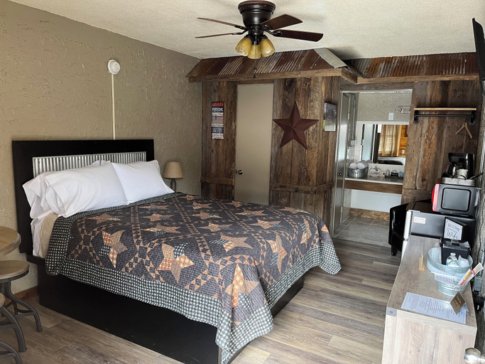 Room 4, Lincoln Lodge, Larue