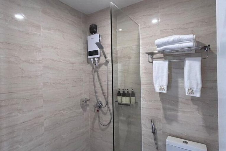 Bathroom 3, Golden Bridge Business Hotel, Phnom Penh