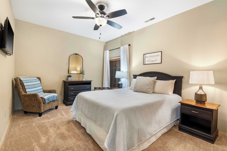 Room 4, The Fairway Getaway For 6, Stone