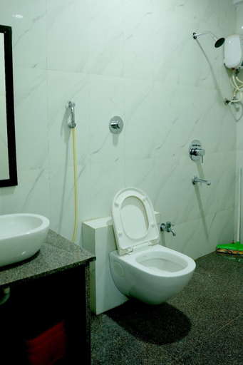 Bathroom, Kamala Shanti Palace, Solapur