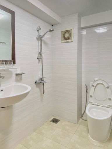 Bathroom 2, Haha House, District 1