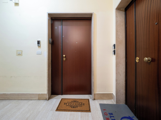 Interior entrance 4, Rosa's House, Napoli
