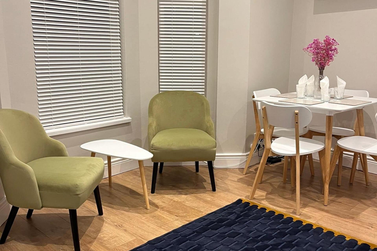 Dining 5, 3-Bed Central Apartment - Sleeps 5 & Pets Ok, Belfast