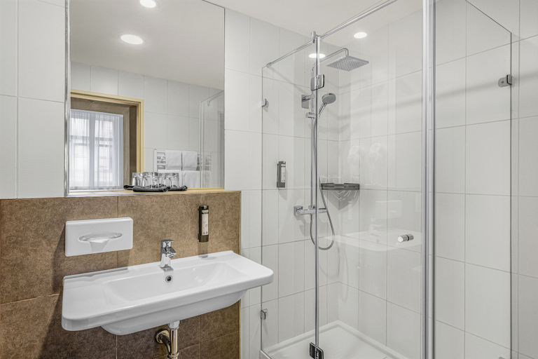 Bathroom 4, 12 Revay Hotel, Budapesti