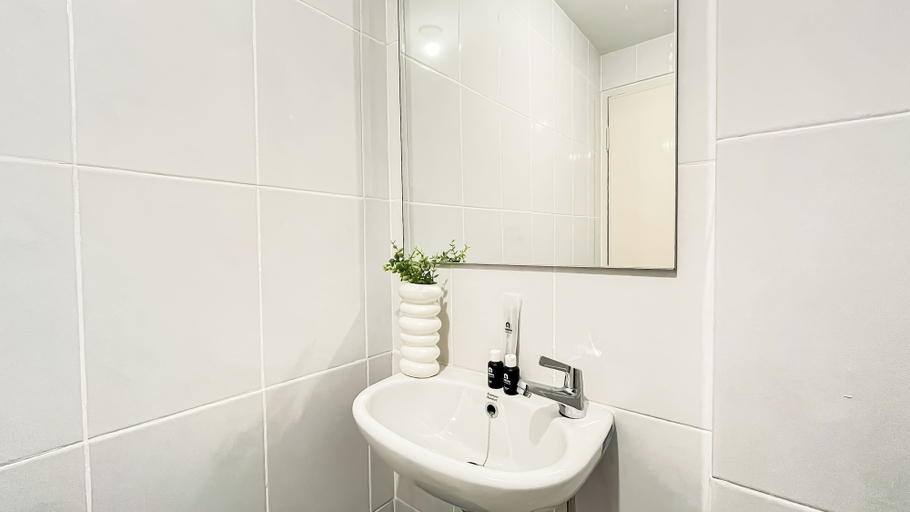 Bathroom 3, Simple Designed 2Br Near Tokyo Hub At Tokyo Riverside Pik 2 Apartment, Tangerang