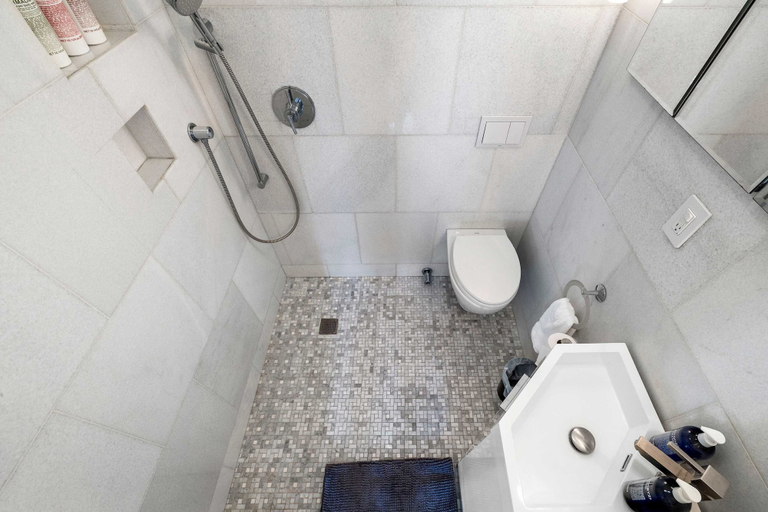 Room 2, Gramercy Manor Triplex w Private Deck Garden, New York
