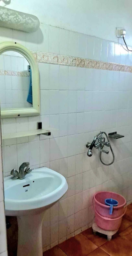 Bathroom 3, Mid Way Tourist & Resorts, Mandi