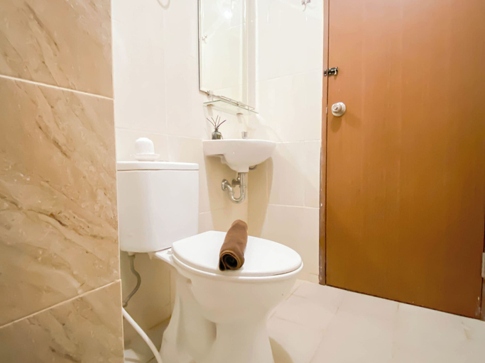 Bathroom 5, Big And Cozy 3Br Apartment At Transpark Juanda Bekasi Timur, Bekasi