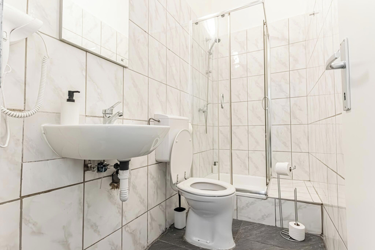 Bathroom 2, Cozy 2BR 1LR Apt Near Westbahnhof, Wien